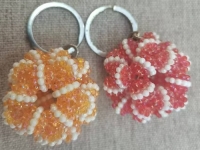 1月13日，拿回家做的手工活，在家掙錢的副業(yè)創(chuàng)業(yè)，小本創(chuàng)業(yè)做手工傳承官，手工之家的合作方式和業(yè)務選擇多，圖為串珠米珠繡手工產(chǎn)品剪影
