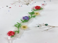 2月11日，手工兼職在家做是真的，靈活就業(yè)、小成本創(chuàng)業(yè)做手工傳承官、開手工加工廠，在手工之家，合作好因為了解和信任，圖為串珠米珠繡純手工產(chǎn)品剪影