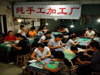 不往城里跑，在村里小成本創(chuàng)業(yè)，陪著家人開手工加工廠是個好機會