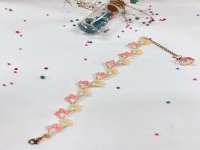 3月12日，手工接單正規(guī)平臺(tái)，可靠的純手工創(chuàng)業(yè)項(xiàng)目，小成本創(chuàng)業(yè)開手工加工廠、做手工傳承官，手工之家的純手工是自由靈活的，圖為串珠米珠繡純手工產(chǎn)品剪影