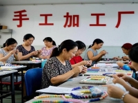 把手工領(lǐng)回家做，純手工加工廠允不允許，就看簽訂的正規(guī)合同怎么說？