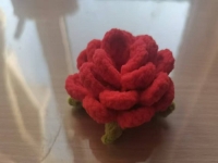 4月12日，手工外發(fā)加工可靠嗎？居家小成本創(chuàng)業(yè)開手工加工廠，微創(chuàng)業(yè)做家庭手工工作室，手工之家的純手工，城市農(nóng)村都能做，圖為鉤織純手工產(chǎn)品剪影