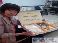 自由職業(yè)手工活兼職，河北保定李女士業(yè)余時間做手工活串珠繡掙錢