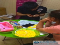 手工活之家工作人員為大家?guī)碜髌氛故?，海綿寶寶紙抽盒來襲：