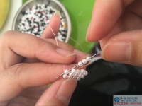 這個(gè)正規(guī)供料的手工活，是重慶蘇女士追求自信快樂人生的法寶