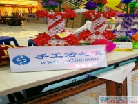 錢(qián)不好掙生活壓力大，廣西桂林鄧女士在家做手工活補(bǔ)貼家用