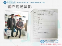 福建南安一“紅娘”來合作手工活啦！既做媒婆又當(dāng)繡娘
