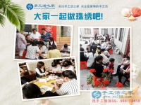 在家賺錢的方法之：街坊鄰居聚在一起做手工活，歡歡喜喜把錢掙！