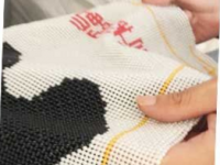 彌補(bǔ)生意不賺錢的狀況 開店之余做串珠手工來賺錢，附近拿回家做的手工活，就是正規(guī)的手工活外發(fā)