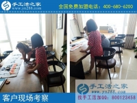 邊帶孫子邊做手工活賺錢，甘肅蘭州市騰老太的幸福晚年生活