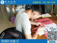 安徽六安“巧手小伙”來公司現(xiàn)場學珠繡針法，男人一樣可以做好手工活！