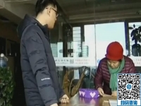 快過(guò)年了，娘兒倆來(lái)手工之家考察，母親不斷地欣賞珠繡畫(huà)