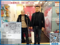 湖南一50歲殘疾老人拄著雙拐，2000多里路程來到手工之家為哪般？
