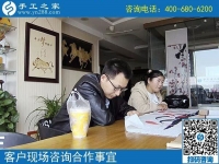 找個(gè)在家掙錢的手工活，山東濟(jì)寧丁先生陪妻子來到手工之家