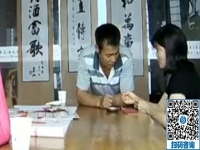 李先生來手工之家現(xiàn)場練習珠繡針法，耐心認真的態(tài)度值得佩服