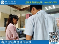 做一個(gè)能掙錢的寶媽，活出自己的風(fēng)采。山東德州的盧女士在家做手工活后的分享