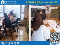 7月29日，為什么都選手工之家的珠繡串珠外放手工活？正規(guī)的手工活外發(fā)加工廠家有什么特征？手工之家接待考察加工客戶剪影