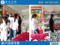 8月1日，拿回家做的手工活，大家都選擇勵(lì)志珠珠繡，手工之家接待考察加工客戶剪影