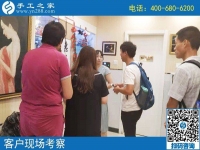 組織人做手工活促進鄰里和睦，一起說說笑笑串珠繡