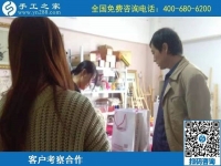 10月13日，農(nóng)忙之后不外出打工，勵志珠正規(guī)手工活是個好選擇，手工之家接待考察加工客戶剪影