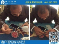 冬天農(nóng)閑，農(nóng)村婦女拿手工活回家做業(yè)余增收