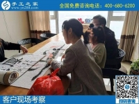 11月16日，代理手工活加工項(xiàng)目，就是珠繡串珠外發(fā)手工活賺錢好項(xiàng)目，手工之家接待考察加工客戶剪影