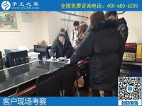 留守婦女在家做的手工活，坐在一起說說笑笑把錢掙！