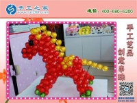 婆媳一起做手工活加工，一起說(shuō)說(shuō)笑笑把錢(qián)掙