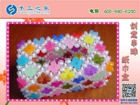 姐妹倆一起做手工活，一起利用空余時(shí)間賺錢(qián)