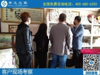 4月26日，農(nóng)村手工活加工項目、純手工活外發(fā)加工，返鄉(xiāng)農(nóng)民工的創(chuàng)業(yè)好項目就在勵志珠珠繡，手工之家接待考察合作加工客戶剪影