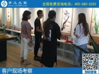 6月2日，在家做手工活掙錢、穩(wěn)定的手工活代理加工項目，大家都選擇加工費(fèi)有保障的勵志珠珠繡，手工之家接待考察加工客戶剪影
