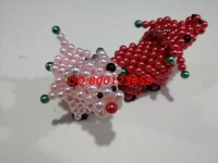 7月1日，傳承非遺傳統(tǒng)手工，勵(lì)志珠珠繡手工是正規(guī)拿回家做的手工活，常年有活兒，圖為加工人員寄回的珠繡串珠飾品實(shí)拍