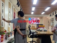8月23日，材料有保障，拿回家做的手工活，在家做手工活掙錢選非遺手工勵(lì)志珠珠繡是有道理的，圖為手工之家接待考察加工人員剪影