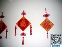 一邊聊天一邊做手工活掙錢，農(nóng)村婦女的快樂(lè)生活