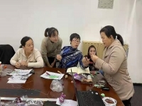 串珠外包加工手工活在零工經(jīng)濟中發(fā)揮重要作用，讓許多人居家受益