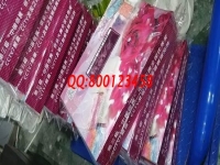 冬日暖陽(yáng)下，村里婦女們聚在一起做手工活掙錢(qián)