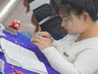 3月2日，帶回家做的手工活，珠繡串珠代加工手工活是手工之家外發(fā)加工的手工活項目，圖為加工人員來手工之家現場學習手工技能剪影