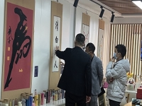 3月23日，想接正規(guī)廠家的手工活，純手工活外發(fā)加工項(xiàng)目，十多年的手工之家有非遺傳統(tǒng)手工珠繡，圖為手工之家接待考察合作加工客戶剪影