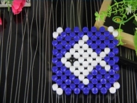3月27日，年輕人也喜歡在家工作，把手工活拿回家做，手工之家會提供成品參考和驗收標準，圖為勵志珠珠繡串珠手工產品剪影