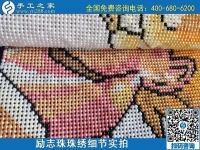 信賴手工之家，許多人常年居家做勵志珠珠繡加工手工活把錢賺