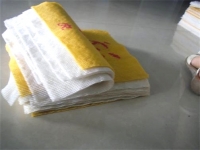 中秋節(jié)，在家做手工活加工跟家人一起賞月